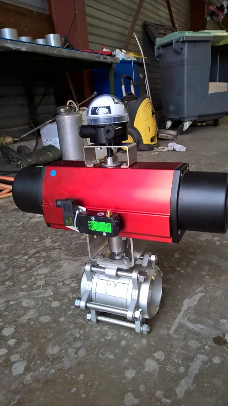 Atuador pneumático vermelho montado sobre válvula de esfera de inox, com válvula solenoide de comando