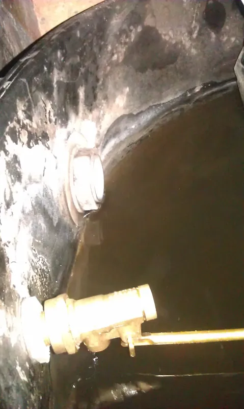 Torneira de boia instalada dentro de reservatório de água fria