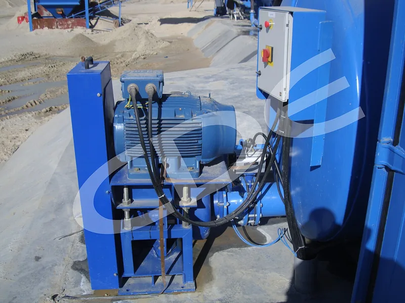Bomba centrífuga de polpa azul com motor elétrico em usina de areia