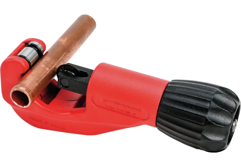 Cortador de tubos vermelho cortando um tubo de cobre