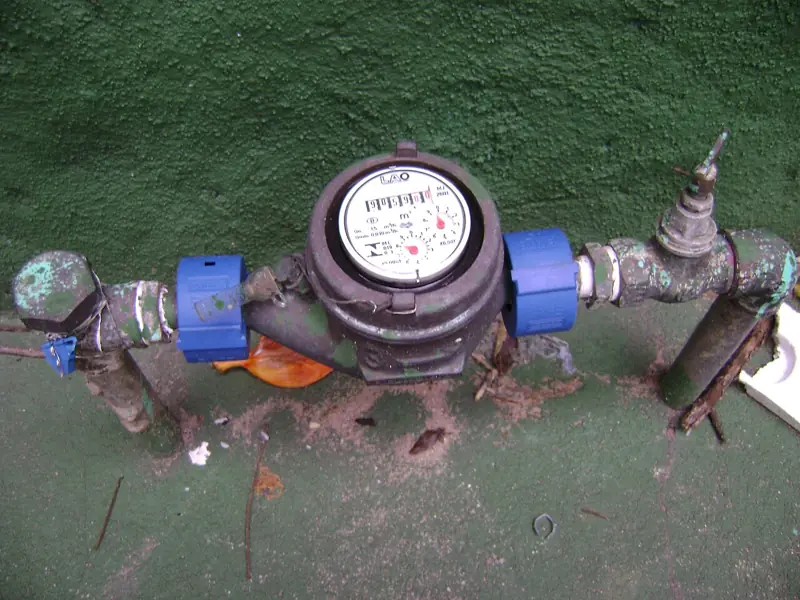 Cavalete de entrada de água com registros e hidrômetro instalado