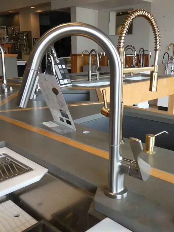 Torneira de cozinha de bica alta em aço inox