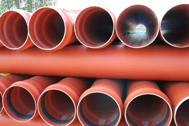 Tubos de PVC para esgoto com bolsa e anel, empilhados