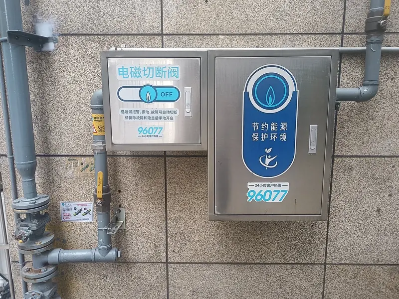 Válvula solenoide de corte de gás instalada junto à tubulação