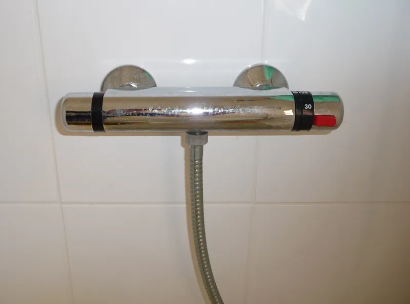 Misturadora termostática de chuveiro cromada, instalada na parede