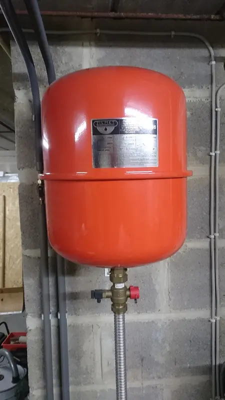 Vaso de expansão de membrana com registro e dreno