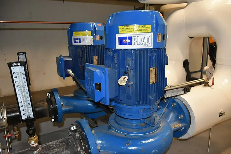 Bombas centrífugas em linha instaladas na casa de máquinas