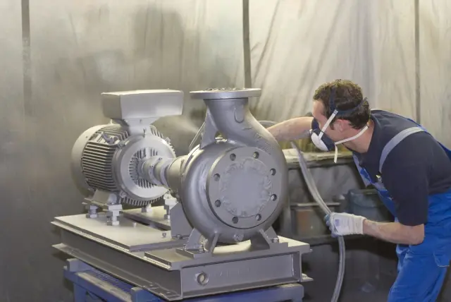 Técnico trabalhando em uma bomba centrífuga