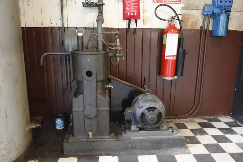 Compressor de ar de pistão em sala de máquinas