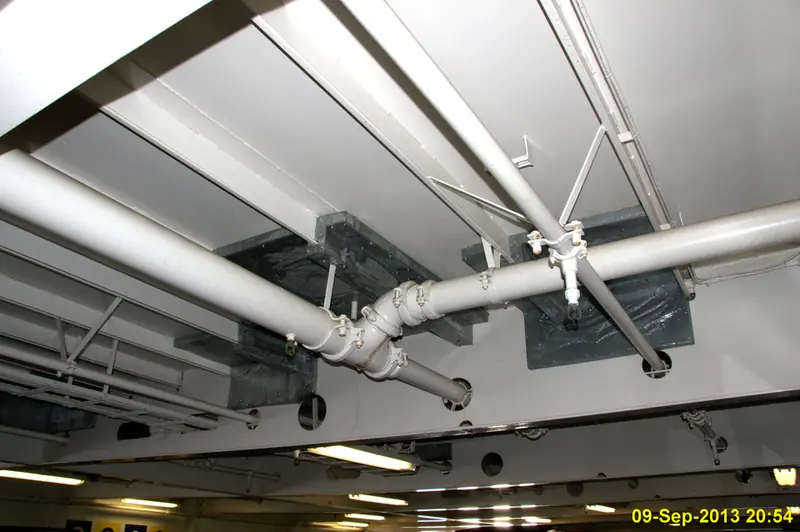 Tubos com acoplamentos ranhurados instalados no teto