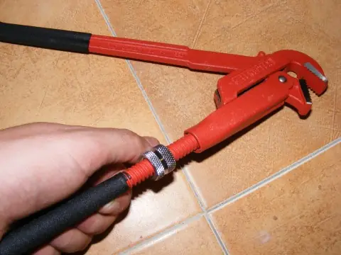 Chave para tubos apertando uma conexão