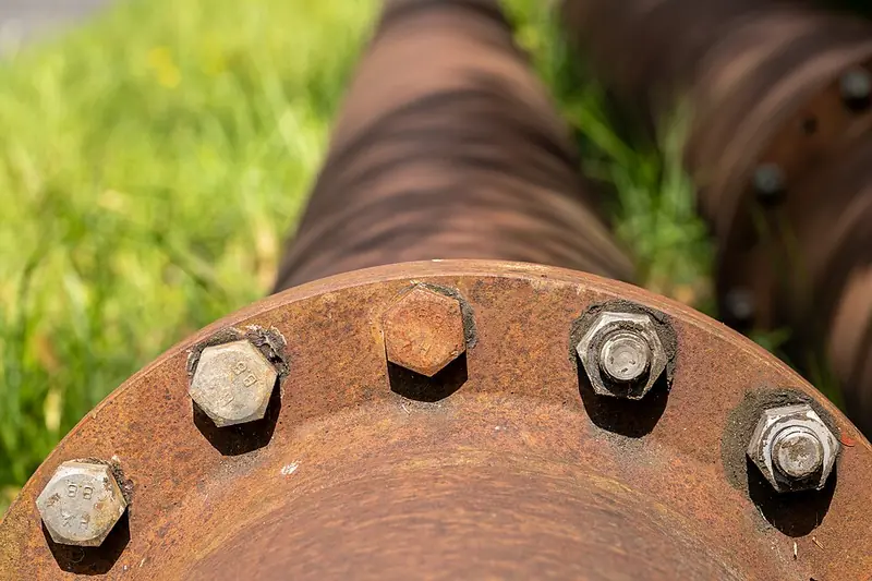 Flanges de tubulação unidos por parafusos