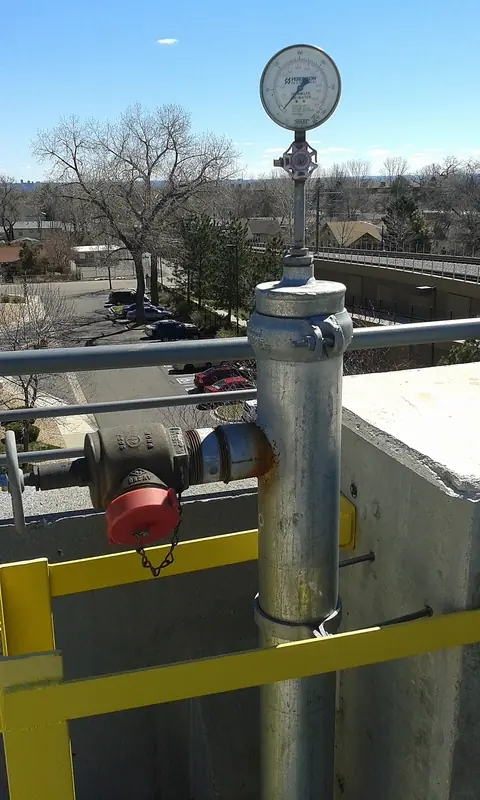 Manômetro instalado no alto de uma tubulação