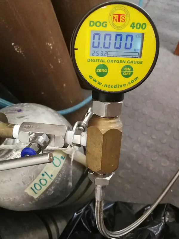 Manômetro digital conectado a um equipamento