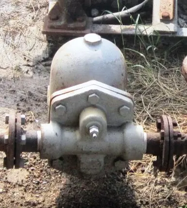 Purgador de vapor com flanges instalado na tubulação