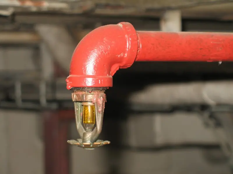 Sprinkler pendente com ampola em tubulação vermelha