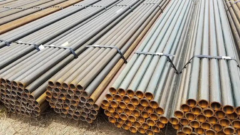 Feixes de tubos de aço-carbono empilhados