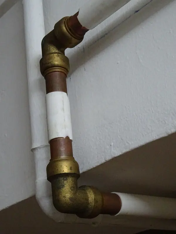 Tubulação de cobre com conexões de latão