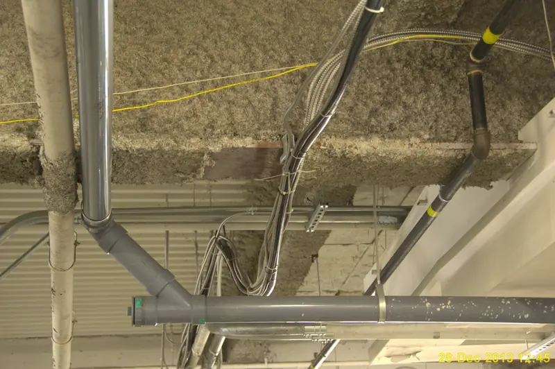 Tubulação de PVC cinza instalada no teto