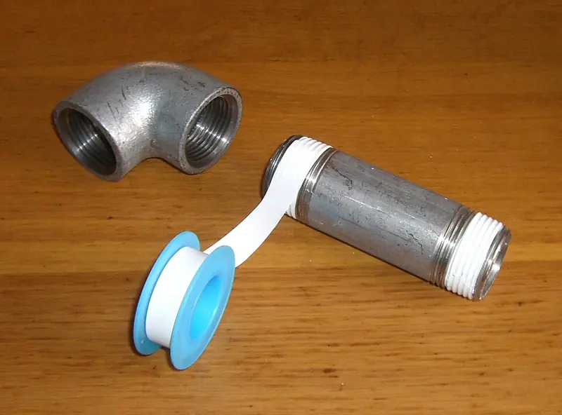 Fita veda-rosca de PTFE aplicada em niple galvanizado