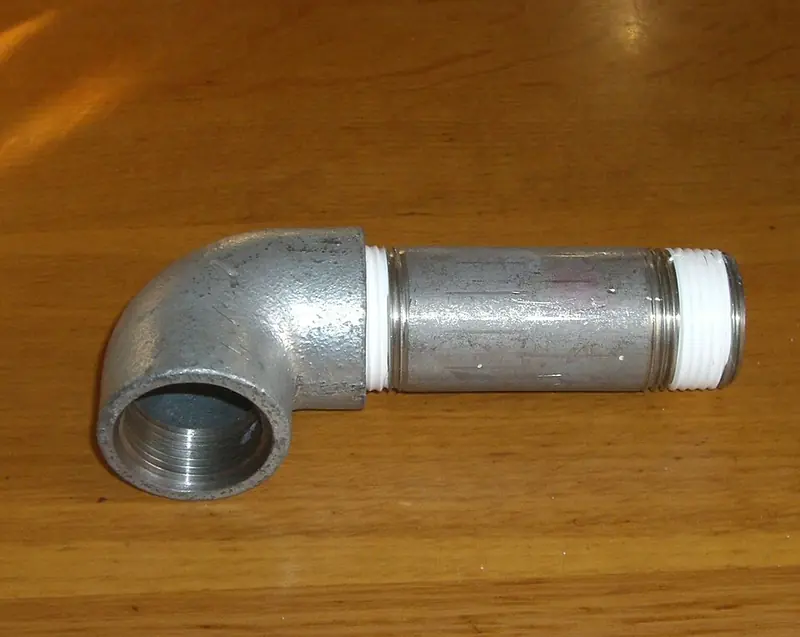 Niple com fita de PTFE e cotovelo galvanizado