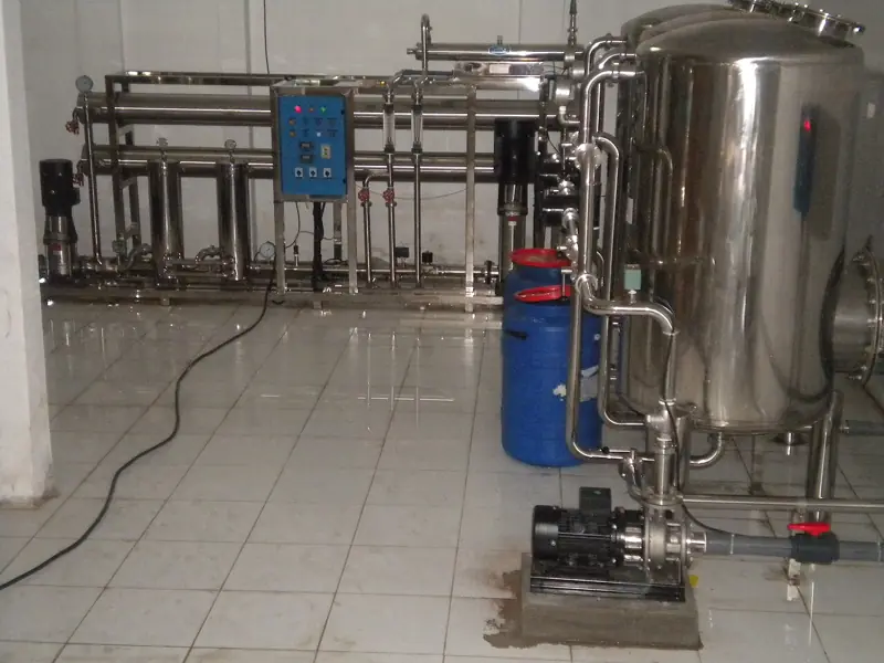 Sistema de osmose reversa em aço inox com bomba e tanque