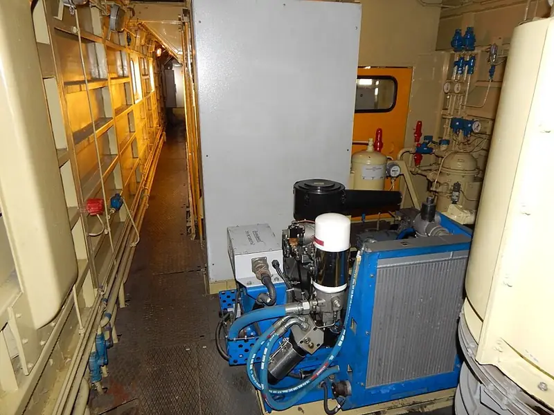 Compressor de ar instalado em sala de máquinas