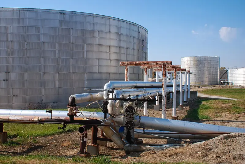 Tanques de armazenamento de combustível com tubulações