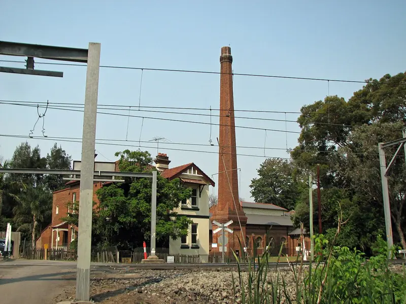 Edifício histórico de estação elevatória de esgoto com chaminé