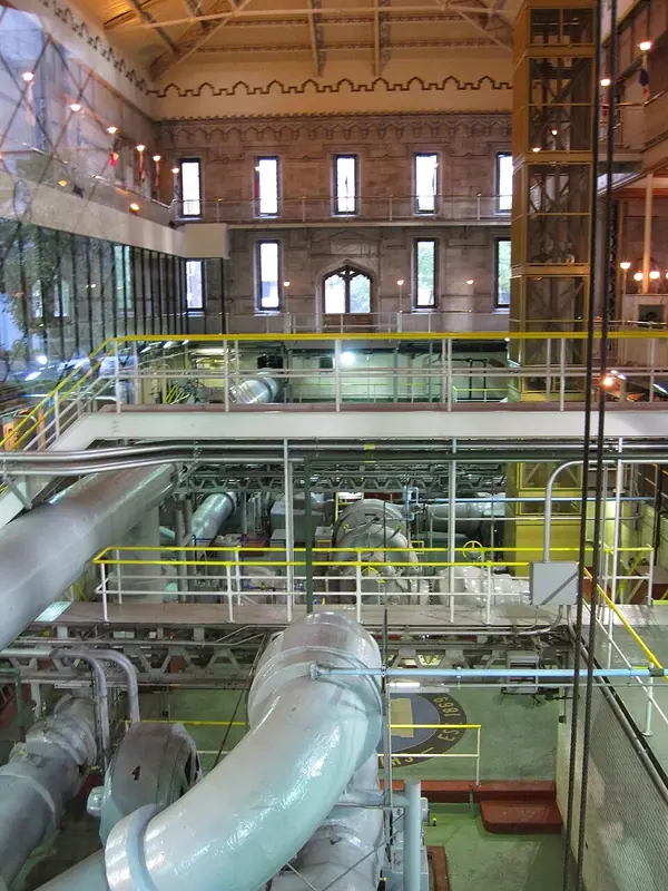 Interior de estação de bombeamento com grandes tubulações