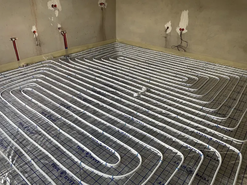 Tubos de piso radiante fixados sobre tela e isolamento antes do contrapiso