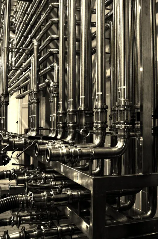 Tubulações de aço inoxidável em indústria de bebidas
