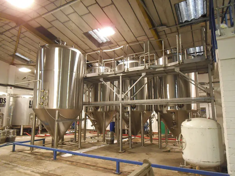 Tanques de fermentação em inox numa cervejaria