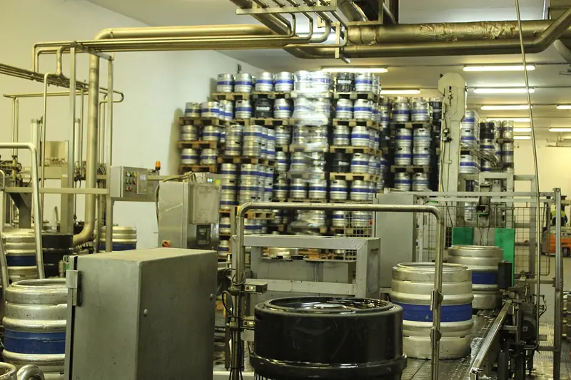 Linha de envase com tubulação inox numa cervejaria