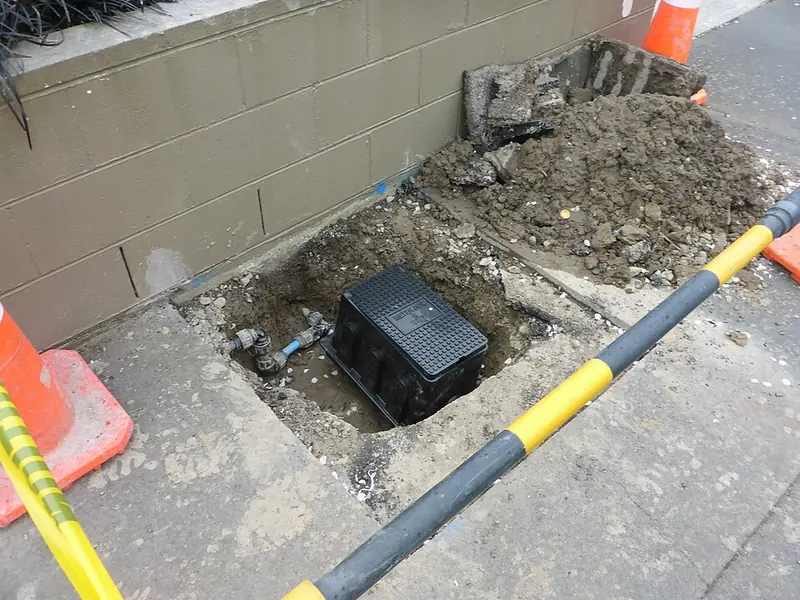 Escavação para instalação de caixa de hidrômetro na calçada