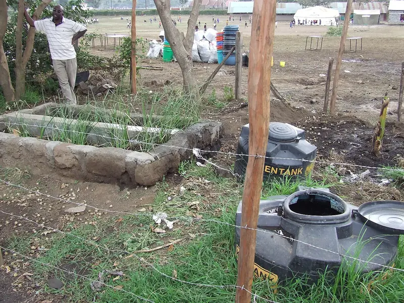 Tratamento de águas cinzas em escala domiciliar, com tanques enterrados