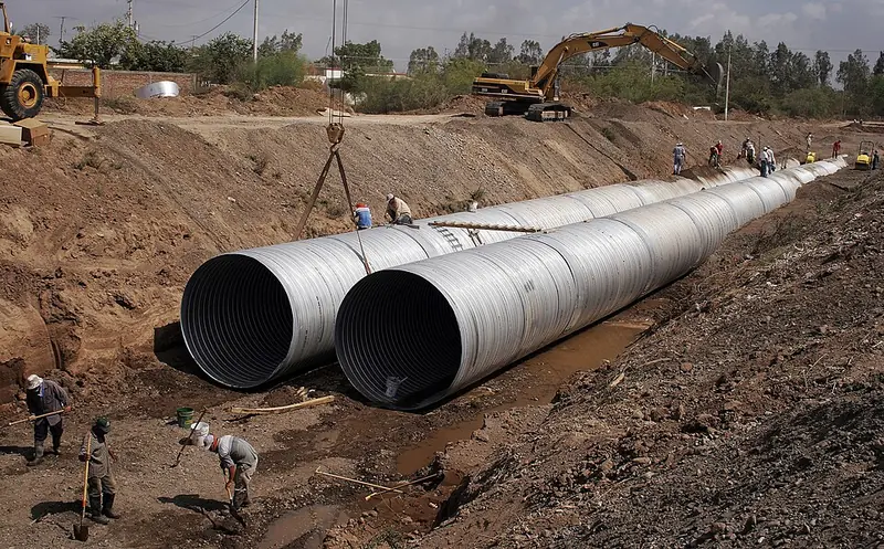 Tubos de grande diâmetro de drenagem pluvial em obra