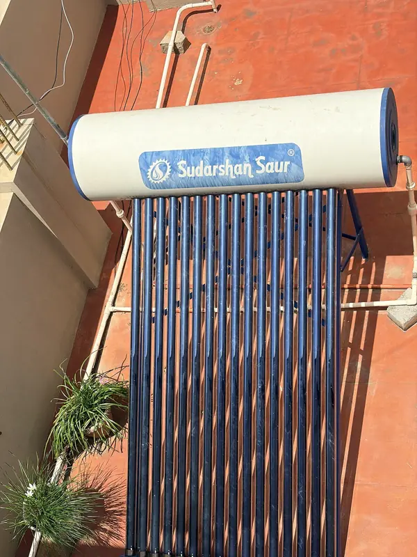 Aquecedor solar de tubos a vácuo com reservatório na cobertura