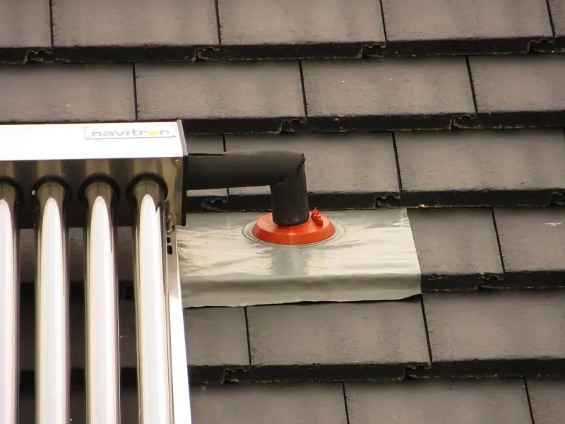 Ligações hidráulicas de um coletor solar no telhado