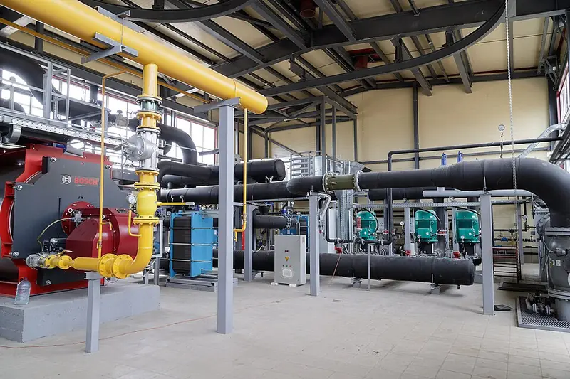 Caldeiras industriais com tubulações de vapor e gás