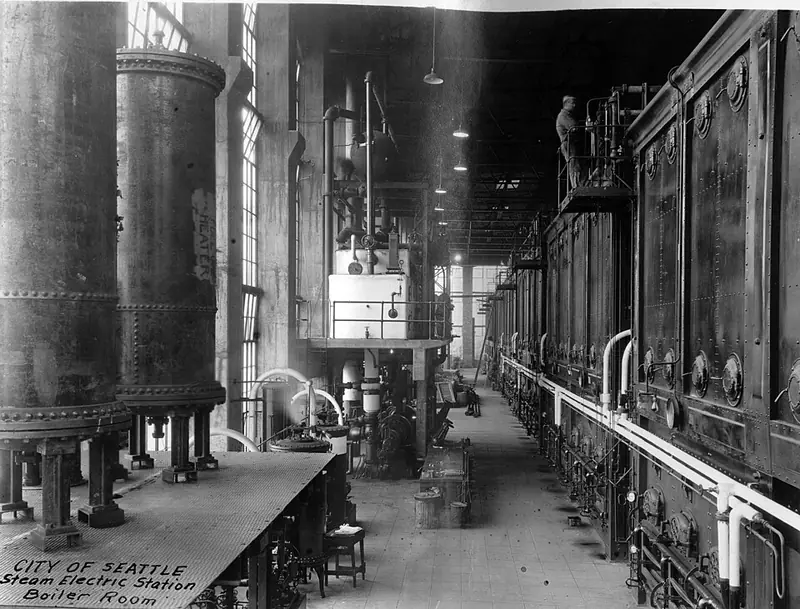 Foto histórica de sala de caldeiras com tubulações de vapor